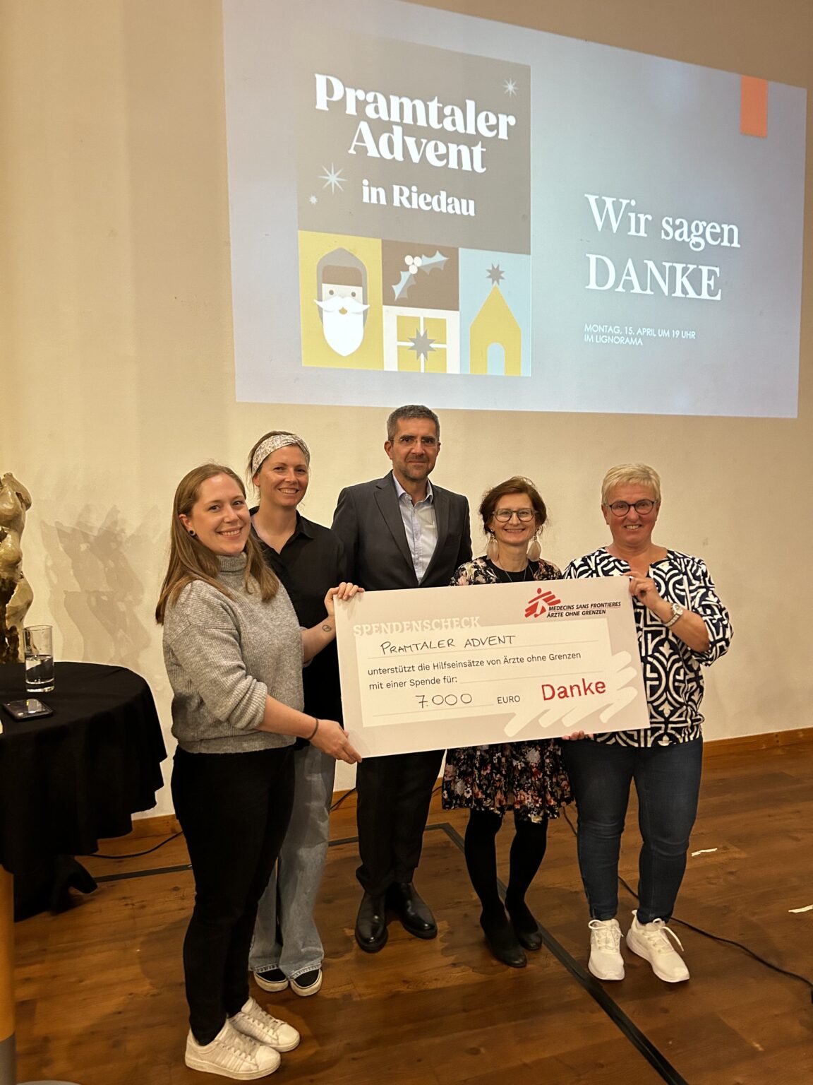 vlnr Jasmin Madlencnik Ärzte ohne Grenzen Lisa Weidenberger war auf Hilfseinsatz Vereinsobmann Christian Zahn Cornelia Schlosser Lignorama Berti Scheuringer Organisatorin Foto Franz G Wimmer